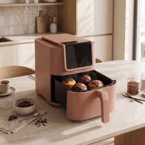 HU.KA CrunchUp Warm Clay — kosz z muffinami przy stole, wypieki w air fryerze